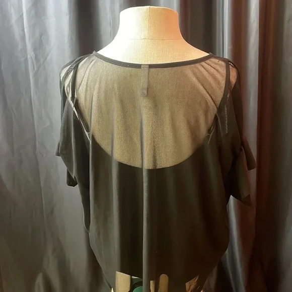 Floral‎ Mesh Tee - Picture 5 of 6